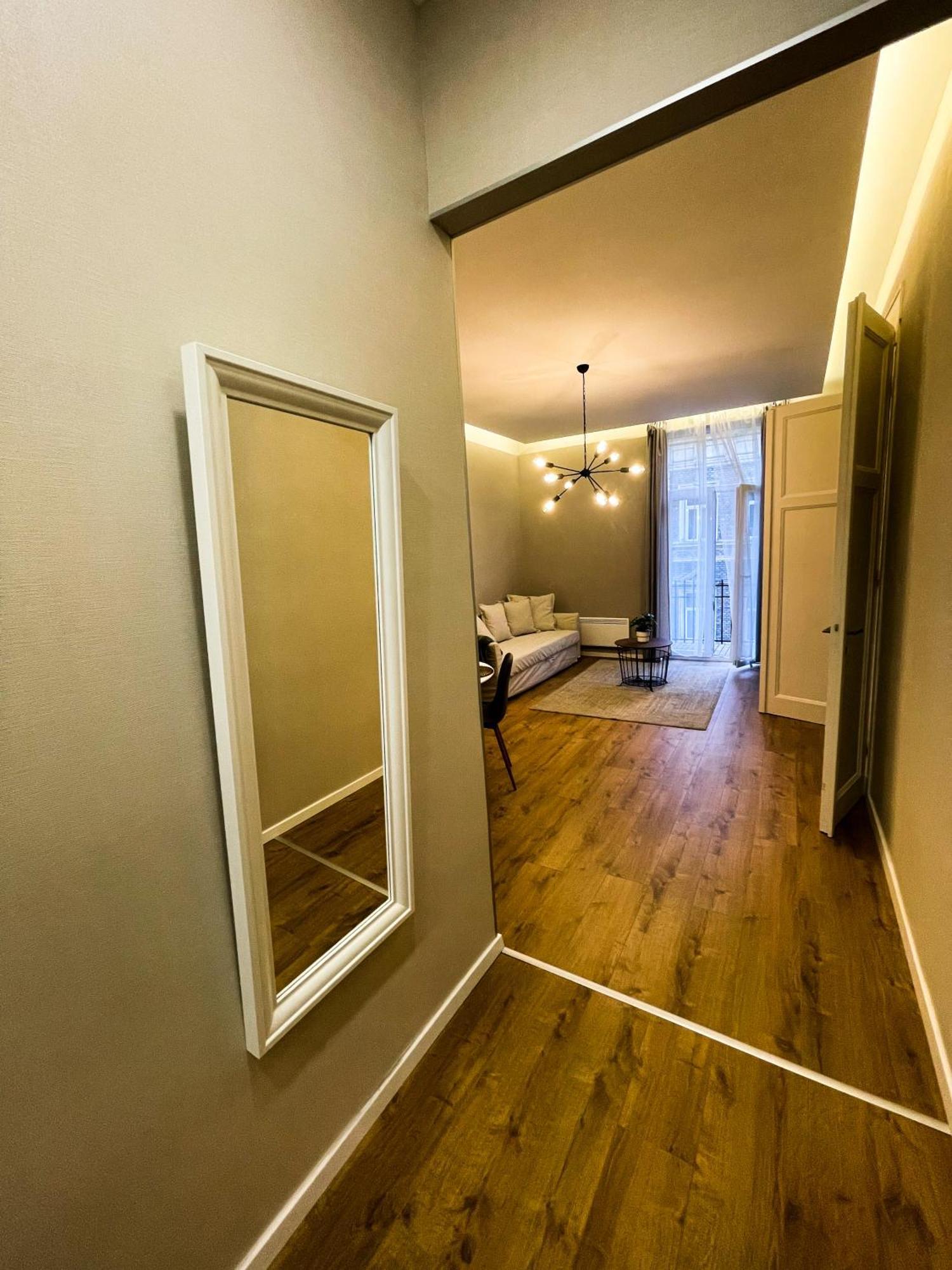 Center 2, Cozy And Modern 2br In The Center Apartment