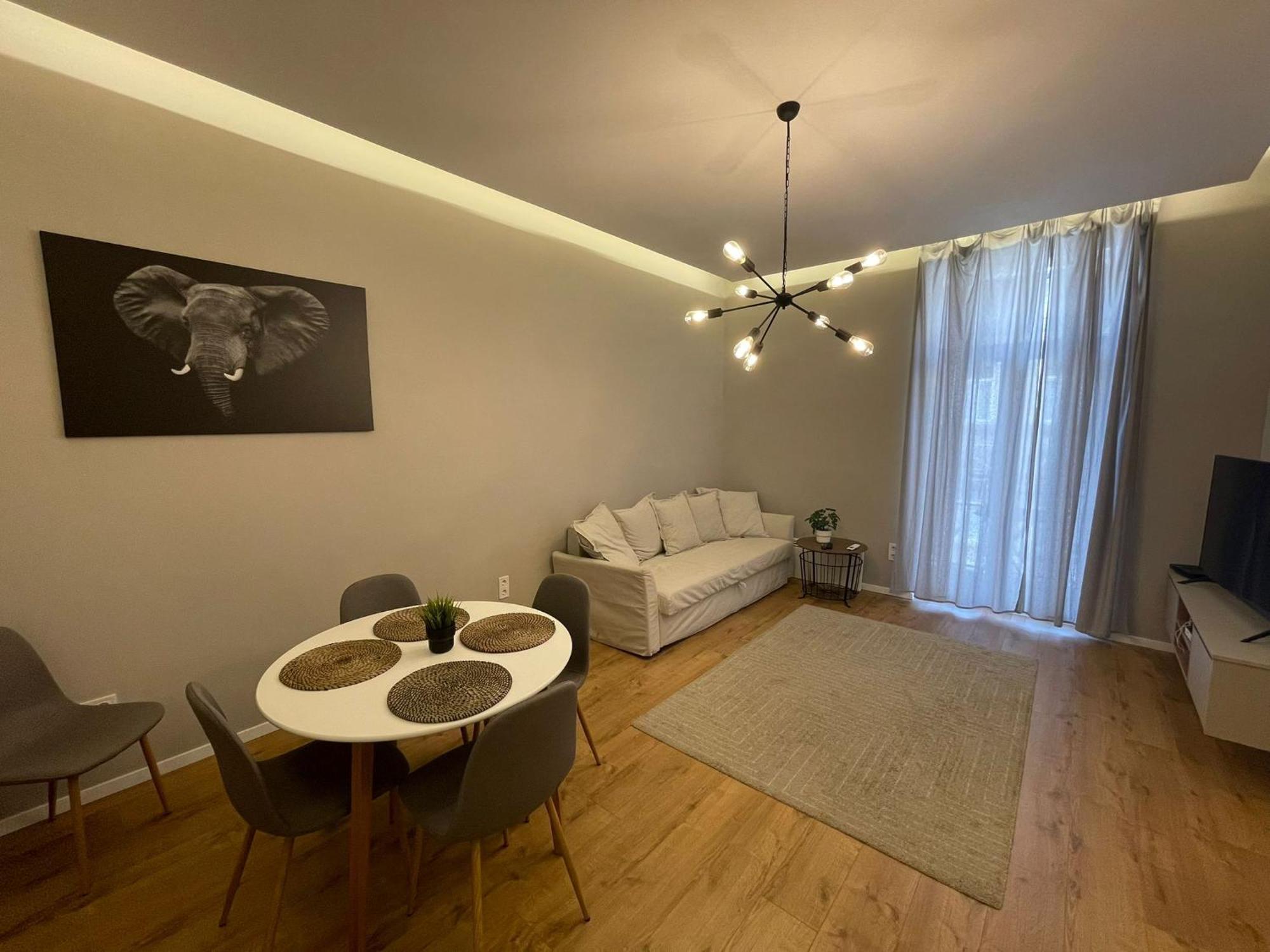 Center 2, Cozy And Modern 2br In The Center Apartament Budapesta